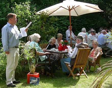 Butterkuchen und Kaffee im Pfarrgarten
