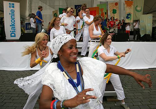 Janete de Souza mit ihrer Tanzgruppe