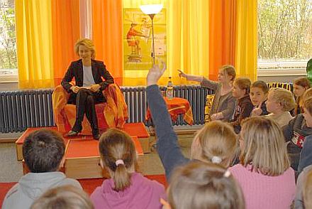 Ursula von der Leyen beim Vorlesetag