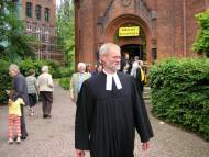 Pastor Dr. Kurt Liedtke vor seiner neuen Kirche