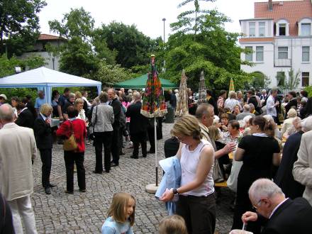 Empfang auf dem Vorplatz der Michaeliskirche