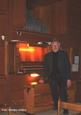 Winfried Dahn an der Orgel in Michaelis (Foto: Marlies Ahlers)