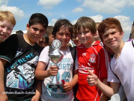 Rugby Siegerteam mit Pokal