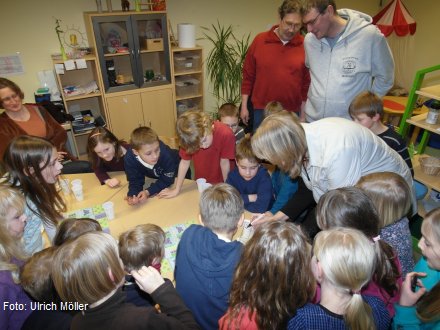 Vorbereitung zur Scheck�bergabe