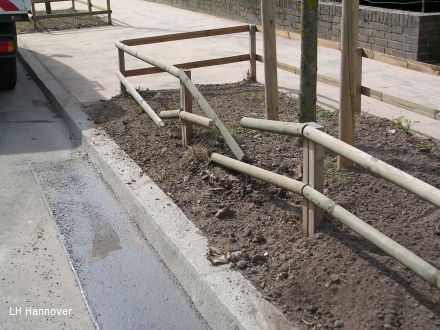 Dannenbergstraße: Unbekannte zerstören neue Baumeinfassungen