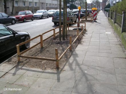Dannenbergstraße: Unbekannte zerstören neue Baumeinfassungen