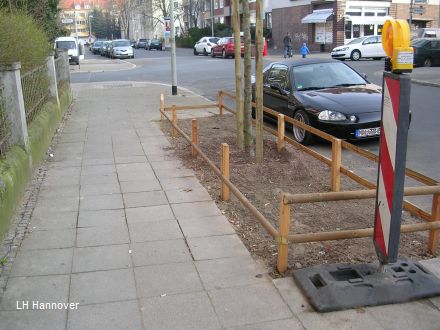Dannenbergstraße: Unbekannte zerstören neue Baumeinfassungen