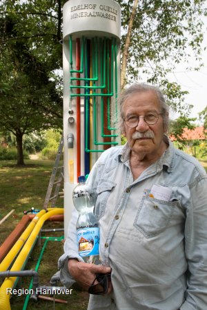 Siegfried Neuenhausen präsentiert seine limitierte Mineralwasser-Kunstedition
