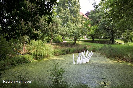 Sina Heffner hat ihre Wasserstrecker im Park des Rittergutes platziert