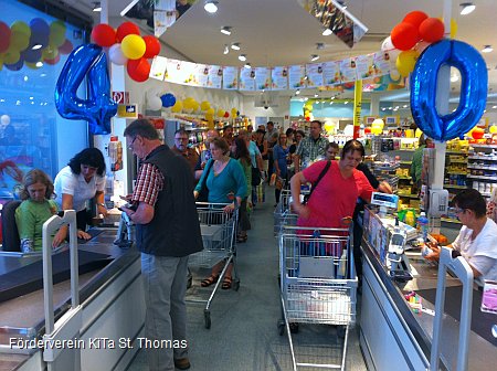 Konsumfreudig: mit ihrem Einkauf untersttzten die dm-Kunden den Neubau eines KiTa-Bewegungsraumes