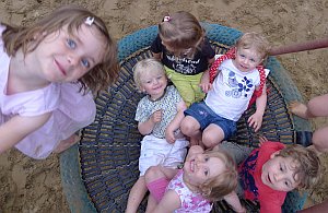 Die Pinguin-Kids beim Toben in der Nestschaukel