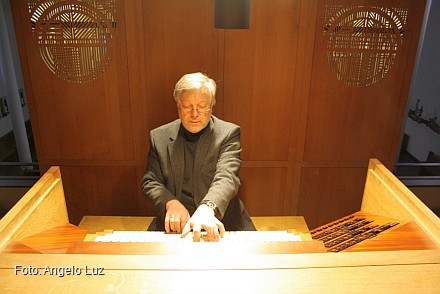 Winfried Dahn am Spieltisch der Lobback-Orgel in der St. Augustinus-Kirche (Foto: Angelo Luz)