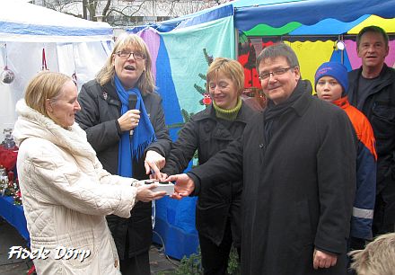 Dr. Sigrid Lampe, Angelika Walther, Petra Kunkel und Andreas Markurth bettigen den Einschaltknopf
