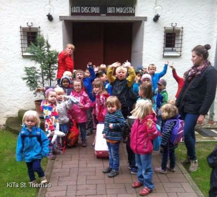 Die St.-Thomas-Kinder vor ihrem Feriendomiziel - dem Landschulheim in Springe