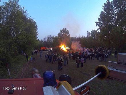 Freiwillige Feuerwehr Ricklingen: Osterfeuer in fachkundiger Hand