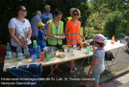 Die Mitglieder des KiTa-Fördervereins versorgten große und kleine Läufer mit Obst und Getränken