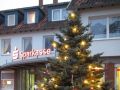 Der bunt geschmückte Weihnachtsbaum auf dem Butjerbrunnenplatz