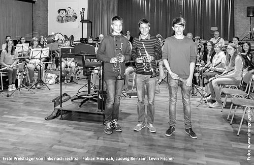 Zwei Trompeter und ein Schlagzeuger von ohneGeigen im Bundeswettbewerb Jugend musiziert