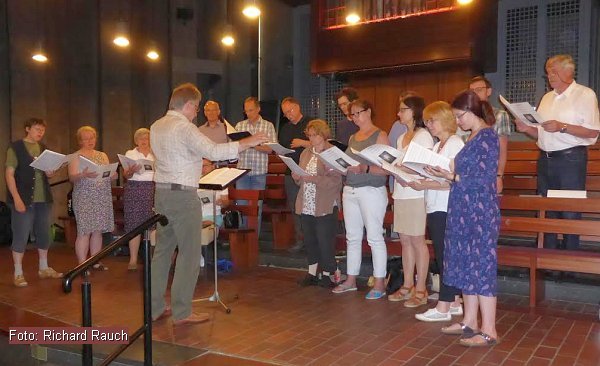 Der Chor bei der Probe in der  Kirche Christi Verklärung in Köln Heimersdorf