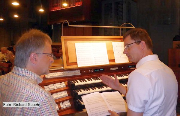 Ulrich Riedl (l.) und Robert Gandor am Spieltisch der Klais Orgel in der  Kirche Christi Verklärung