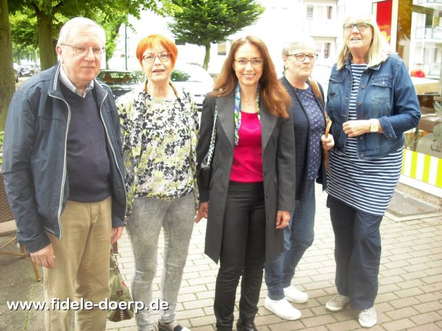 Yasmin Fahimi (Mitte) mit Angelika Walther, Christa Porps, Sophie Bergmann und Rudolf Przybilla (v.l.)