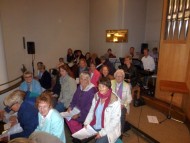 Projektchor und Band auf der Orgelempore