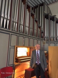 Winfried Dahn an der Hillebrandt-Orgel (Foto: Christa Dahn)
