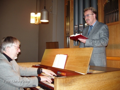 Winfried Dahn am Spieltisch der Lobback-Orgel und Karl-Ernst Sittel als Kantor (v.l.)