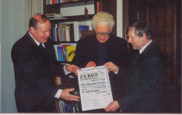 Bischof Dr. Josef Homeyer (m.), Pater Ulrich Heroven SDB und Winfried Dahn (v.l./Foto: Archiv privat)