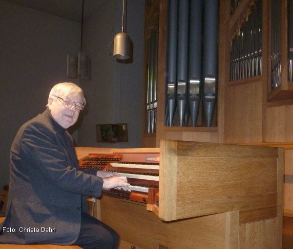 Winfried Dahn an der Lobback-Orgel in der St. Augustinus-Kirche (Foto: Christa Dahn)