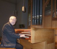 Winfried Dahn an der Lobback-Orgel
