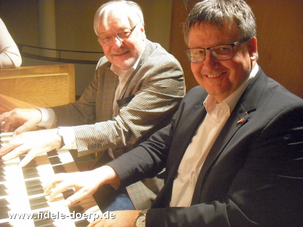 Bezirksbürgermeister Andreas Markurth (r.) zusammen mit Winfried Dahn (l.) am Spieltisch der Lobback-Orgel bei einer Orgelführung (Foto: Oliver Nöthel)