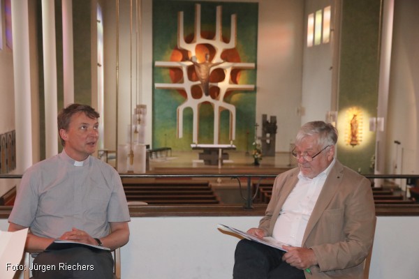 Pfarrer Thomas Berkefeld und Winfried Dahn (v.l. / Foto: Jürgen Riechers)