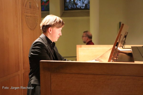Aaron Triebler an der Lobback-Orgel (Foto: Jürgen Riechers)