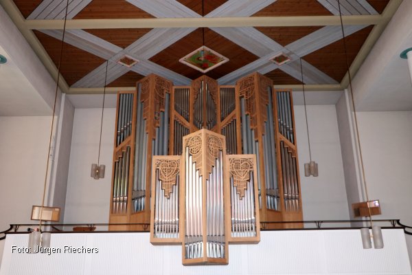Die Lobback-Orgel auf dem Empore in der Kunstkirche St. Augustinus (Foto: Jürgen Riechers)