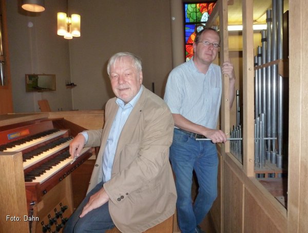 Orgelbaumeister Georg Schloetmann (r.) und Organist Winfried Dahn
