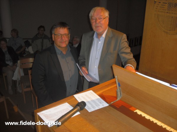 Bezirksbürgermeister Andreas Markurth und Organist Winfried Dahn (v.l.)