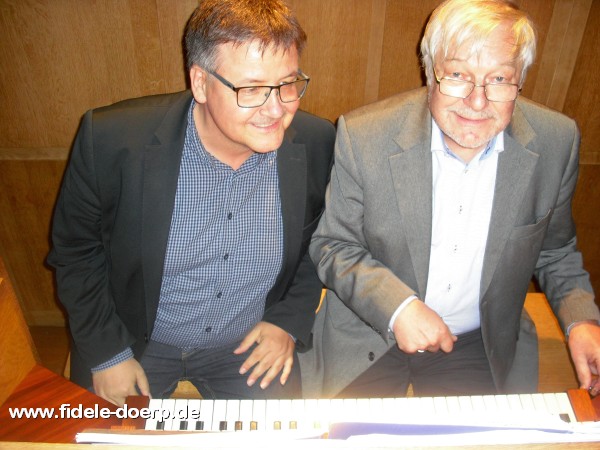 Bezirksbürgermeister Andreas Markurth und Organist Winfried Dahn an der Lobback-Orgel