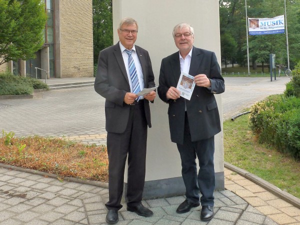 Klaus Dieter Scholz und Winfried Dahn (v.l.) am Turm der St. Augustinuskirche