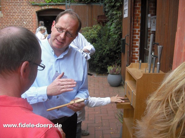 Orgelbaumeister Georg Schloetmann erklärt das Prinzip der Pfeifenorgel