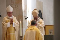 Erzbischof Stefan Heße weiht Heiner Wilmer zum Bischof, Altbischof Norbert Trelle schaut zu (Foto: Thilo Wendel)