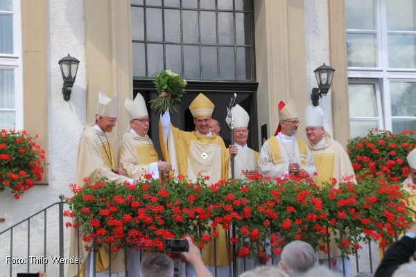 Habemus Pontificem - Bischof Heiner grüßt vom Balkon (Foto: Thilo Wendel)