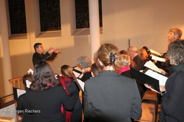 Der Propsteichor St. Clemens mit Leiter Nico Miller auf der Orgelempore