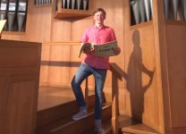 Aaron Triebler vor der Lobback-Orgel (Foto: Winfried Dahn)