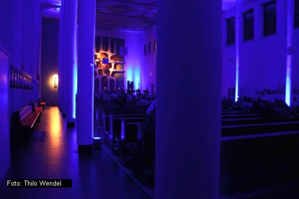 Blau illuminierte St. Augustinus-Kirche