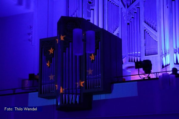 Blau illuminierte Lobback-Orgel in der St. Augustinus-Kirche