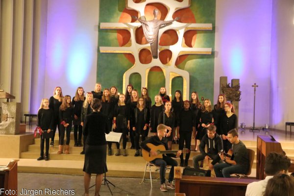 Großer Chor und Christmas Combo (Ltg. Lisa Wende)