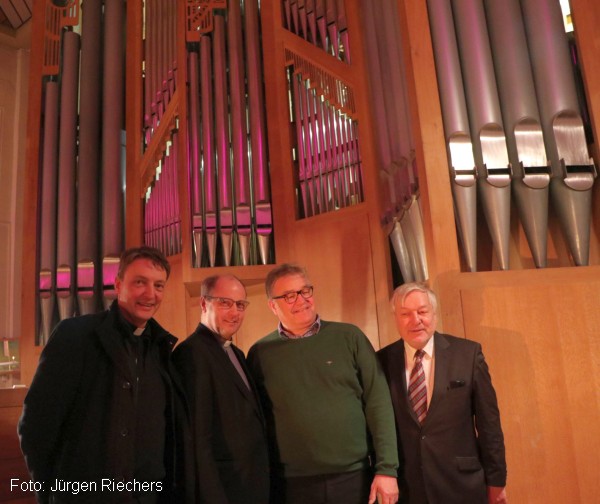 Pfarrer Thomas Berkefeld, Propst Martin Tenge, Regionspräsident Hauke Jagau und Winfried Dahn (Leiter 'Musik in St. Augustinus')