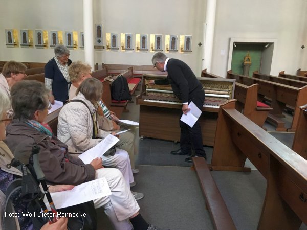 Engagierte Frauen an der Lobback-Orgel