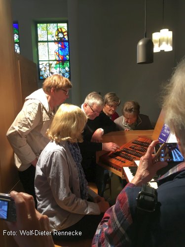 Engagierte Frauen an der Lobback-Orgel
